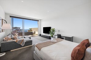 3 habitaciones, escritorio y tabla de planchar con plancha 