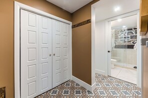Interior entrance - Elegant 1 Bedroom Suite (Québec)