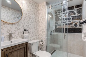 Deluxe Apartment, Patio | Bathroom - Elegant 1 Bedroom Suite (Québec)