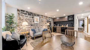 Appartement Deluxe, patio | Coin séjour | Télévision à écran plat de 55 pouces avec chaßnes par cùble, télévision