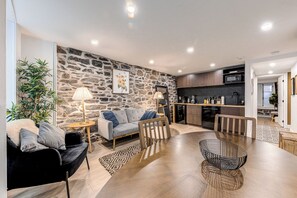 Departamento Deluxe, patio | Área de sala de estar | Televisión de pantalla plana de 55 pulgadas con canales por cable