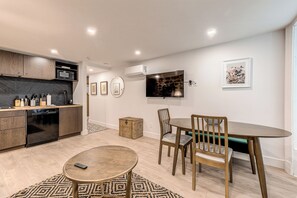 Leilighet – deluxe, terrasse | Spiseområde på rommet