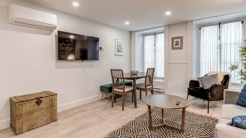 Appartement Deluxe, patio | Aire de séjour | Téléviseur à écran plat de 55 po avec télévision par câble, téléviseur