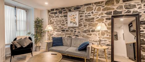 Deluxe appartement, terras | Woonruimte | Een 55-inch flatscreentelevisie met kabelzenders en televisie