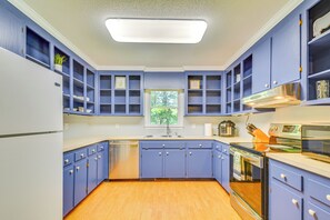 Fridge, microwave, stovetop, dishwasher - 15 Mi to Raleigh: Dog-Friendly Home w/ Fire Pit! (Fuquay-Varina)
