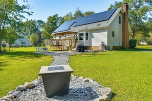 Outdoor dining - 15 Mi to Raleigh: Dog-Friendly Home w/ Fire Pit! (Fuquay-Varina)
