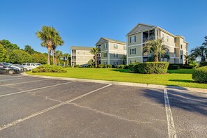 Property grounds - Pool + Hot Tub: Lake-View Condo in Surfside Beach! (Surfside Beach)