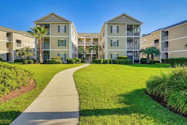 Exterior - Pool + Hot Tub: Lake-View Condo in Surfside Beach! (Surfside Beach)