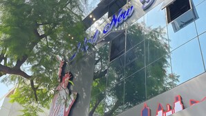 Une enseigne d’hôtel avec les inscriptions « STAYZY ROOMS » et « Hotel New York » en grandes lettres et en caractères gras.