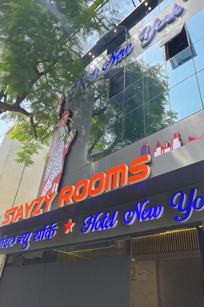 Building design - Hotel Newyork by Stayzy Rooms (Mumbai)