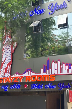 Front of property - Hotel Newyork by Stayzy Rooms (Mumbai)
