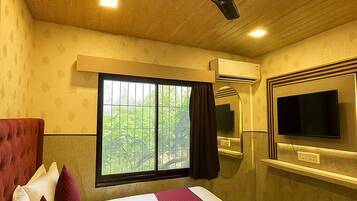 Deluxe Double Room | Individually decorated, individually furnished, desk, free WiFi