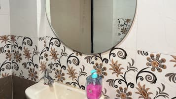 Deluxe Double Room | Bathroom | Shower, rainfall showerhead, free toiletries, towels