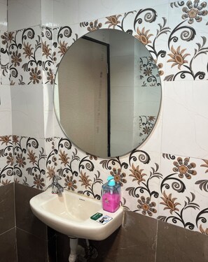 Deluxe Double Room | Bathroom | Shower, rainfall showerhead, free toiletries, towels