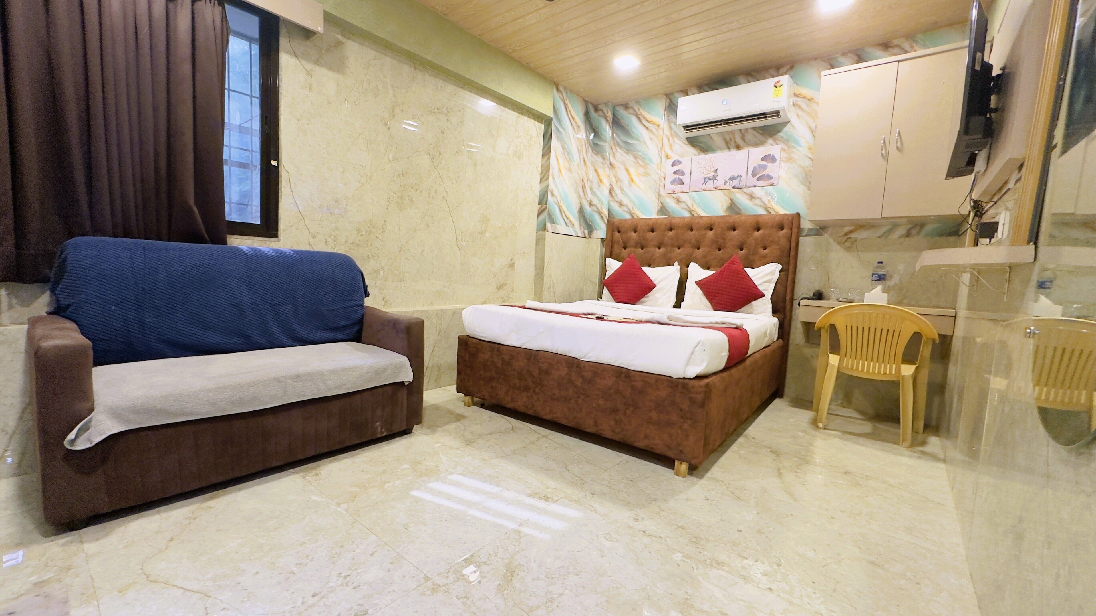 デラックス ダブルルーム | バスルーム | シャワー、レインフォールシャワー、バスアメニティ (無料)、タオル