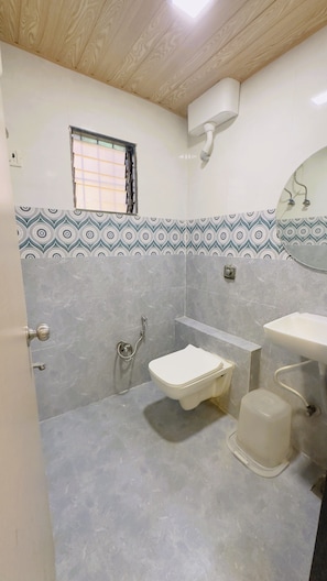 Deluxe Double Room | Bathroom shower