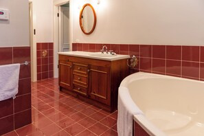 Family House | Bathroom - Furche Barossa Vineyard & Fireplace  (Stone Well)