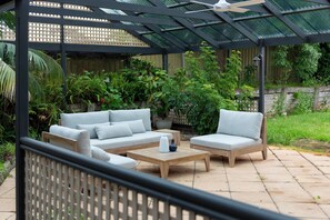 Family House | Terrace/patio - Furche Barossa Vineyard & Fireplace  (Stone Well)