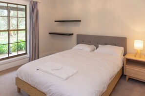 Family House | 5 bedrooms, iron/ironing board, free WiFi - Furche Barossa Vineyard & Fireplace  (Stone Well)