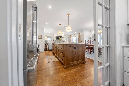 Charming South Hill Craftsman Retreat near downtown—4BR, Smart TVs & Courtyard