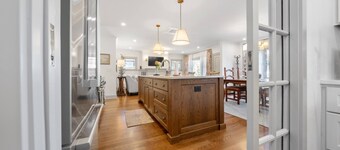 Charming South Hill Craftsman Retreat near downtown—4BR, Smart TVs & Courtyard