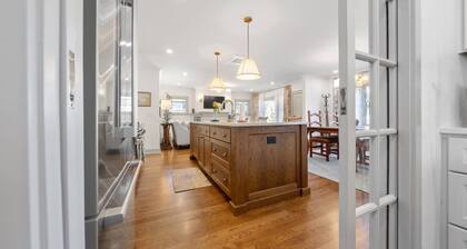 Charming South Hill Craftsman Retreat near downtown—4BR, Smart TVs & Courtyard