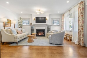 Smart TV, fireplace