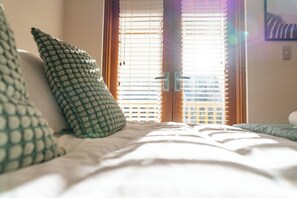 Economy Townhome, Balcony | 3 bedrooms, iron/ironing board, free WiFi - Cozy Home with fireplace 5mins to beach (Glenelg)