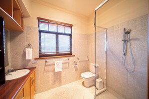 Economy Townhome, Balcony | Bathroom - Cozy Home with fireplace 5mins to beach (Glenelg)