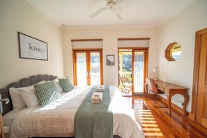 Economy Townhome, Balcony | 3 bedrooms, iron/ironing board, free WiFi - Cozy Home with fireplace 5mins to beach (Glenelg)