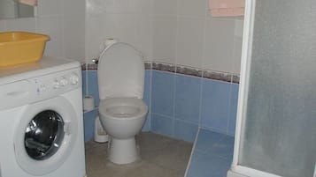 Serviettes fournies, papier toilette