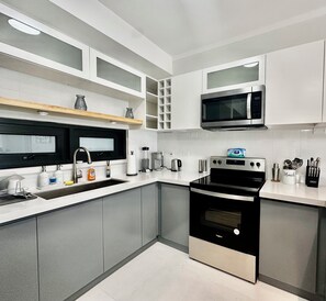 Fridge, microwave, oven, stovetop - Luxury 1-bedroom Apt with WiFi, Gym Rooftop Pool, 24hr Security, Keyless Entry (Kingston)