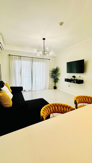Smart TV - Luxury 1-bedroom Apt with WiFi, Gym Rooftop Pool, 24hr Security, Keyless Entry (Kingston)