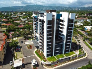 Exterior - Luxury 1-bedroom Apt with WiFi, Gym Rooftop Pool, 24hr Security, Keyless Entry (Kingston)