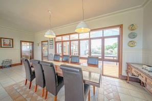 House, Vineyard View | In-room dining - Condor Estate with Vineyard & Fireplace (Maslin Beach)