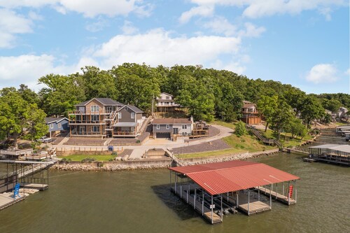 Pleasure Point - Waterfront house w/Dock off Bagnell Dam Strip