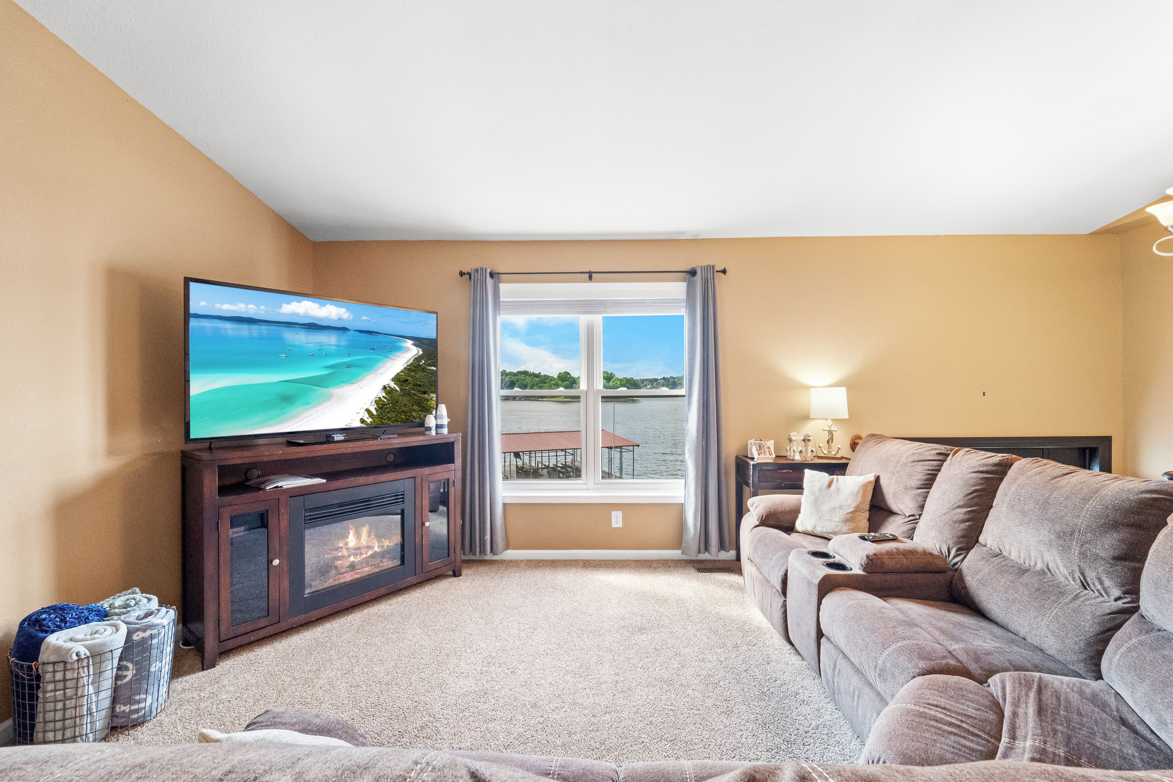 TV, fireplace