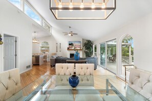 Een smart-tv en een open haard