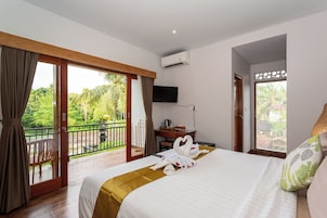 Quarto casal luxo | Frigobar, cofres nos quartos, escrivaninha