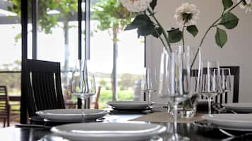 Comfort House, Garden View | In-room dining