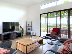 Hus Comfort - utsikt mot trädgården | Vardagsrum | Platt-tv