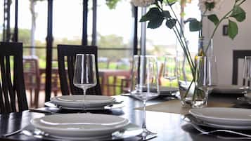 Comfort House, Garden View | In-room dining