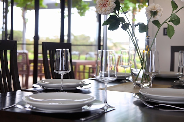 Comfort House, Garden View | In-room dining