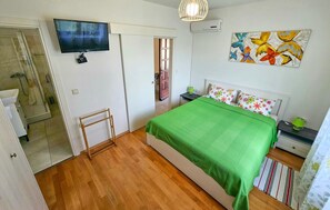 1 habitación, tabla de planchar con plancha, wifi gratis y ropa de cama 