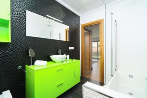 Een douche, handdoeken