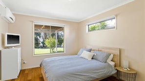 4 habitaciones, tabla de planchar con plancha, cuna de viaje y internet 
