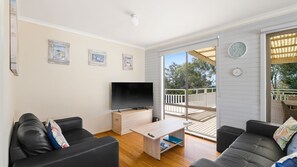 Una televisión, una chimenea, una mesa de tenis de mesa