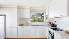 Frigorífico, microondas, horno y placa de cocina