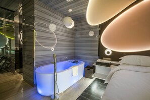 Design Double Room, 1 King Bed, Bathtub, Garden View | Egyptian cotton sheets, premium bedding, down comforters - Movietel (Hangzhou)