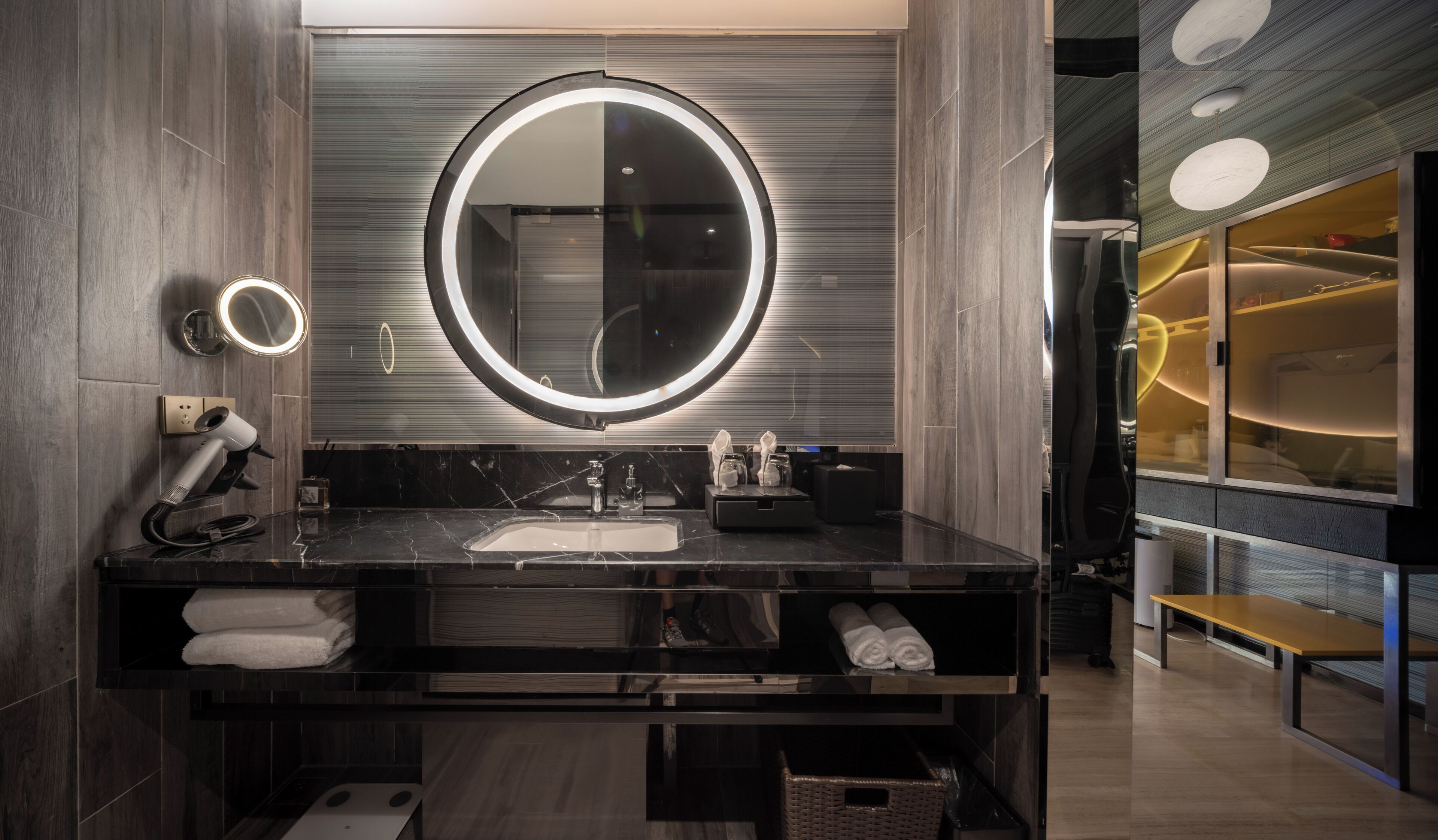 Un baño moderno con un espejo grande, lavamanos dobles y un mueble de tocador con espacio de almacenamiento.
